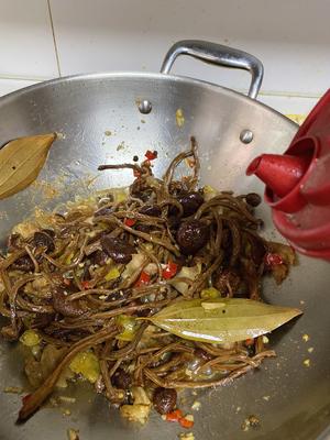 炒茶树菇