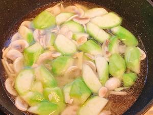 汤鲜味美！适合天热喝的刮油神汤～丝瓜蘑菇汤