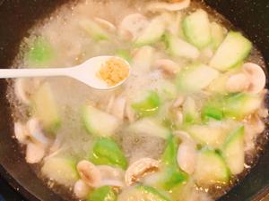 汤鲜味美！适合天热喝的刮油神汤～丝瓜蘑菇汤