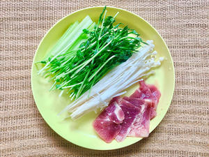 夏日减脂餐??「豌豆苗金针菇牛肉」