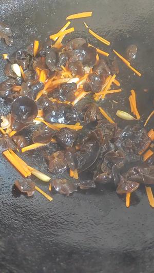 胡萝卜?木耳炒肉