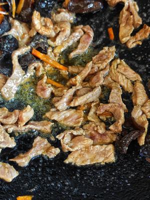 胡萝卜?木耳炒肉