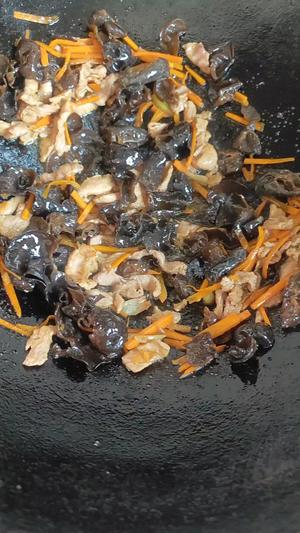 胡萝卜?木耳炒肉