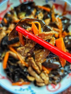 胡萝卜?木耳炒肉