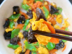 这么搭配也太香了！青椒胡萝卜木耳炒鸡蛋