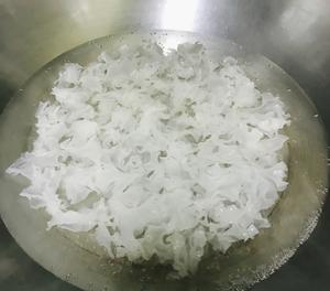 银耳辣椒炒肉 满满的胶原蛋白?