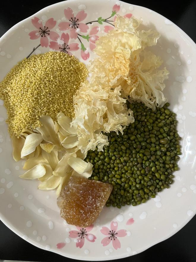 绿豆小米银耳羹