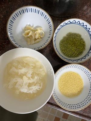 绿豆小米银耳羹