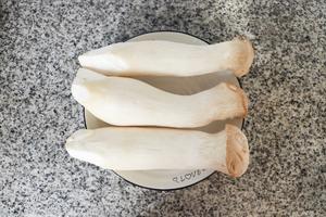 比肉还好吃的【手撕凉拌杏鲍菇】，上桌扫光光