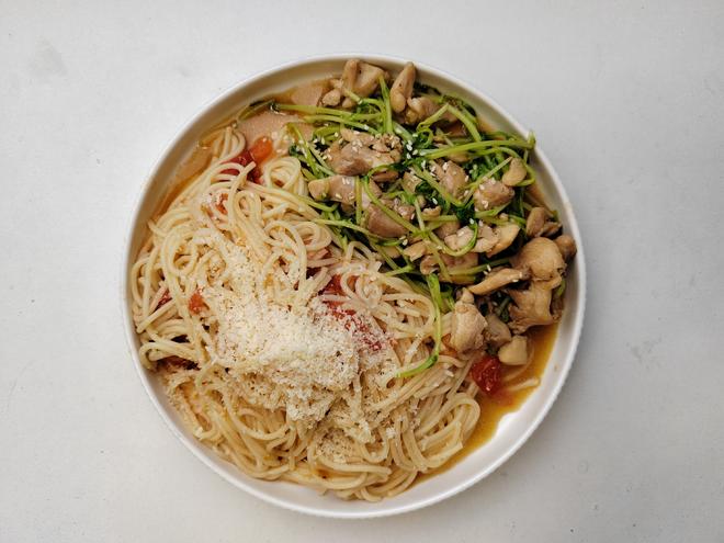 #减脂期【营养晚餐-399kcal】豆苗鸡丁意粉+日式蛤蜊汤