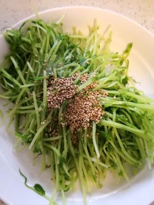 芝麻拌豆苗