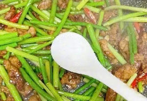 蒜苔炒肉丝