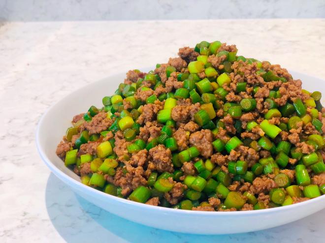 下饭神器蒜苔粒炒肉碎