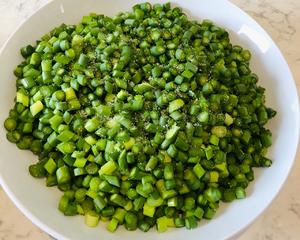 下饭神器蒜苔粒炒肉碎