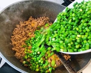 下饭神器蒜苔粒炒肉碎