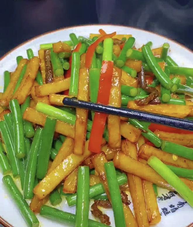 土豆炒蒜苔