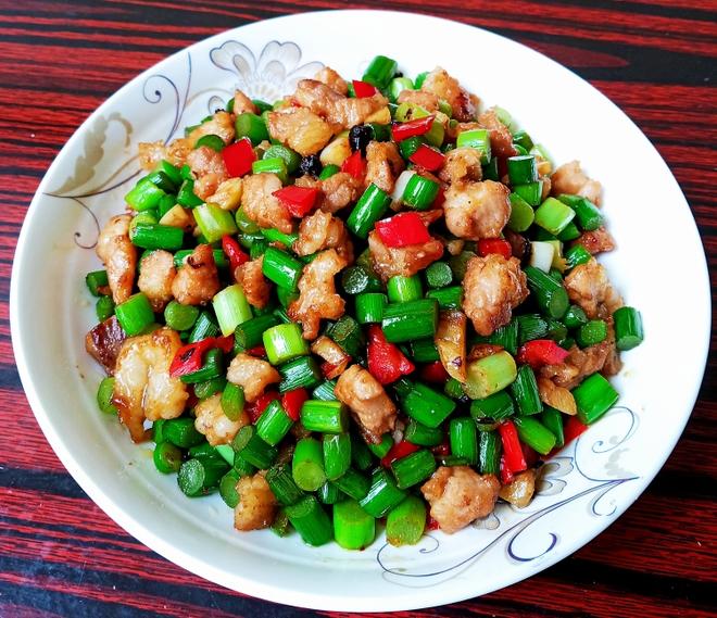 台湾名菜“苍蝇头”~巨下饭又营养的蒜薹炒肉丁