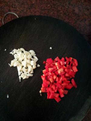 台湾名菜“苍蝇头”~巨下饭又营养的蒜薹炒肉丁