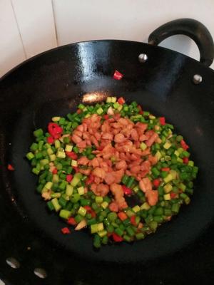 台湾名菜“苍蝇头”~巨下饭又营养的蒜薹炒肉丁