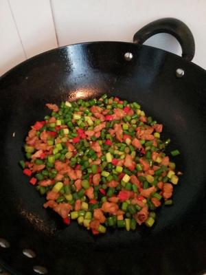 台湾名菜“苍蝇头”~巨下饭又营养的蒜薹炒肉丁