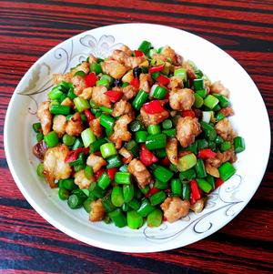 台湾名菜“苍蝇头”~巨下饭又营养的蒜薹炒肉丁