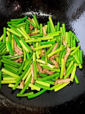 简单易做的下饭菜－蒜苔炒肉