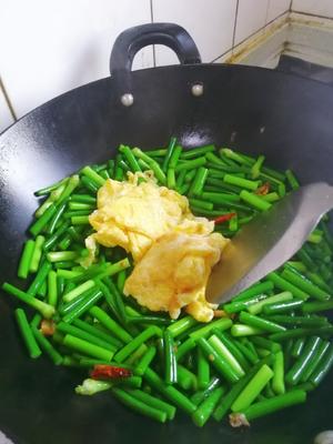 两分钟做好蒜苔炒鸡蛋