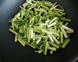 做法简单又下饭的炒蒜苔❗️