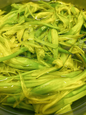 用料简单的新鲜黄花菜汤