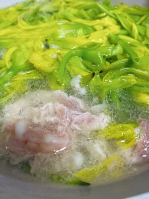 用料简单的新鲜黄花菜汤