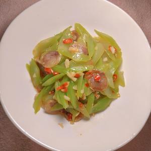 萵筍炒臘腸。