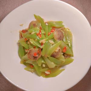 萵筍炒臘腸。
