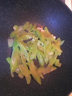 青笋炒肉片（肉片嫩青笋亮）