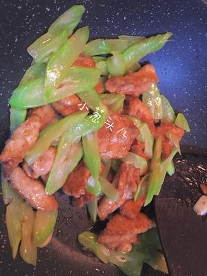 青笋炒肉片（肉片嫩青笋亮）