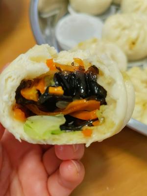 清香美味的香菇包菜包子