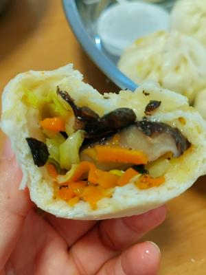 清香美味的香菇包菜包子