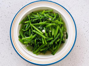 素食亦美味 ?5分钟搞定一个菜3『清炒蒿子杆』适用一切小青菜的公式配方?