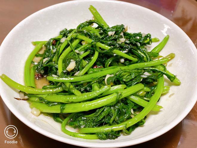 简单实用的爆炒茼蒿（青菜）