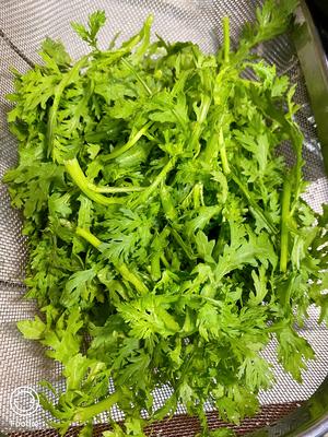 简单实用的爆炒茼蒿（青菜）