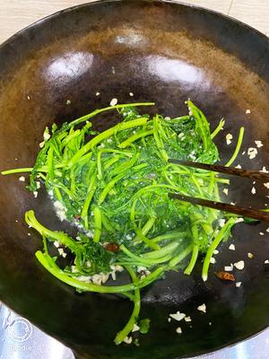 简单实用的爆炒茼蒿（青菜）