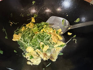 鸡蛋炒萝卜苗（把春天吃进肚子里）