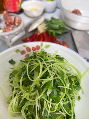萝卜苗肉末汤