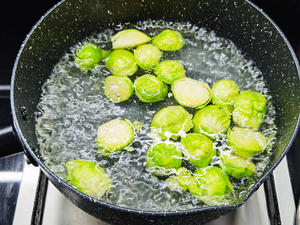 孢子甘蓝炒火腿片