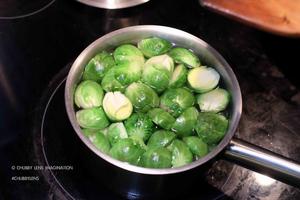 培根干煸小包菜 (孢子甘蓝 | Brussel Sprouts)