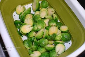 培根干煸小包菜 (孢子甘蓝 | Brussel Sprouts)