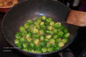 培根干煸小包菜 (孢子甘蓝 | Brussel Sprouts)