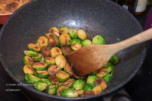 培根干煸小包菜 (孢子甘蓝 | Brussel Sprouts)