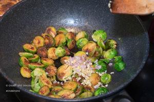 培根干煸小包菜 (孢子甘蓝 | Brussel Sprouts)