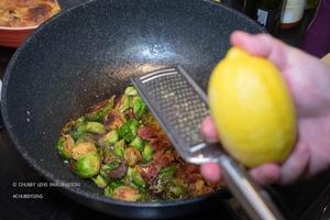 培根干煸小包菜 (孢子甘蓝 | Brussel Sprouts)