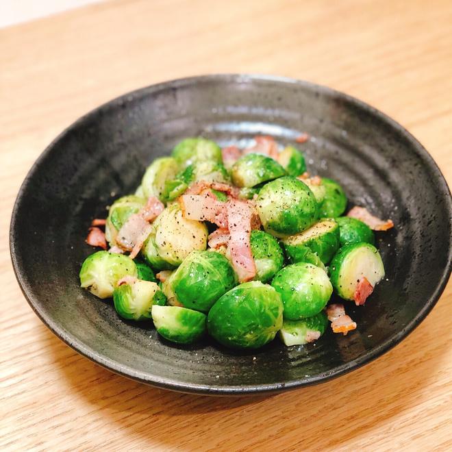 适合闺蜜聚会的小菜：黄油风味培根炒孢子甘蓝